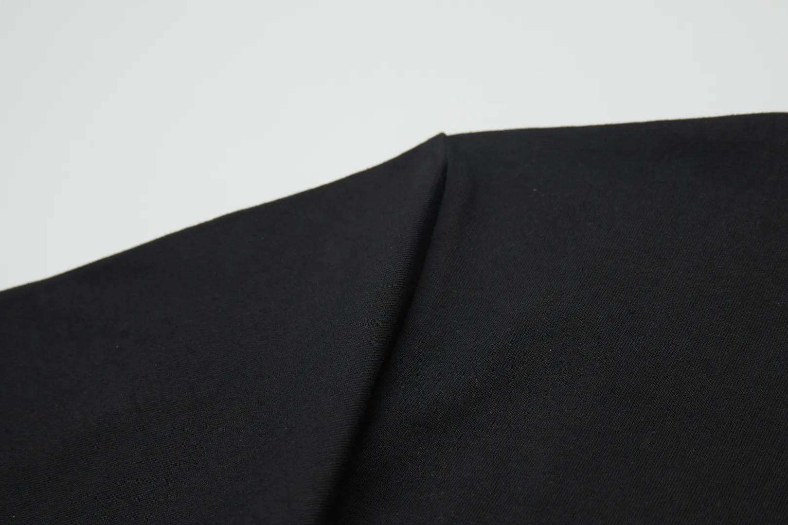 🅿️220 ✨CH✨🆕25SS spring and summer new style Crow Heart ✝ frame logo embroidered leather label short sleeves Light luxury essential item for daily commuting for men and women Correct version Welcome to compare Detailed features · 260g 100% pure cotton double yarn jersey fabric · Special thickened 32 pieces of double-strand 1X1 thread in the same vat · Double needle stitching and cross-stitching technology · Original main mark, washed tag, branded moisture-proof paper packaging Color: White/Black/ Size: S/M/L/XL